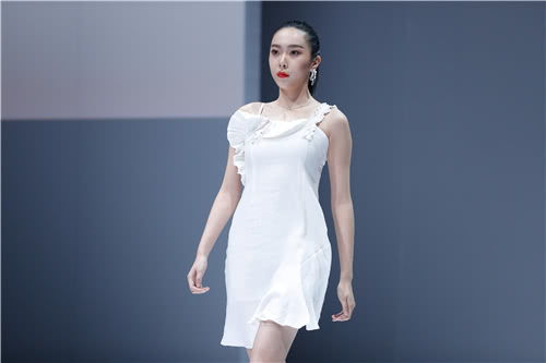 飾尚·生活·服裝 2018北京服裝學(xué)院服飾藝術(shù)與工程學(xué)院畢業(yè)生作品發(fā)布會(huì)